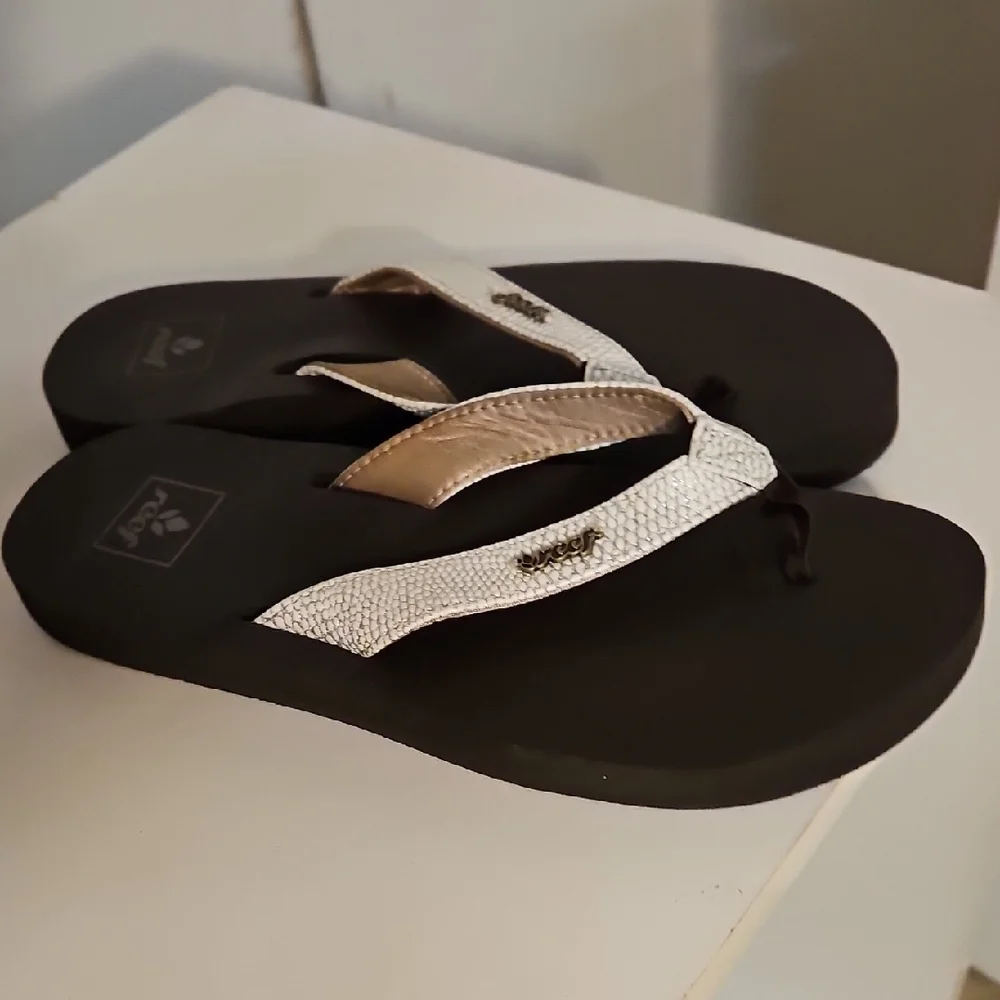 Women's Black and White Flip Flops - Picture 5 of 5